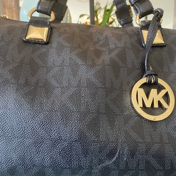 Michael Kors Signature Bag (Black) w/Gold Hardware. - Picture 2 of 14